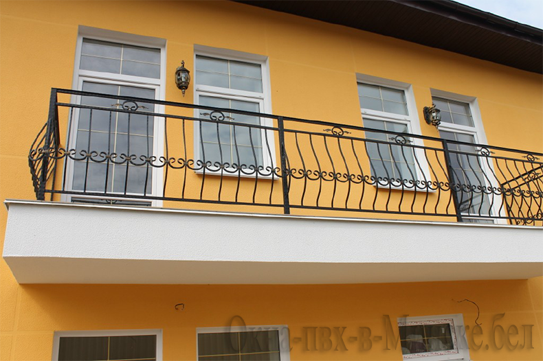 Окна ПВХ в коттедже со шпросом